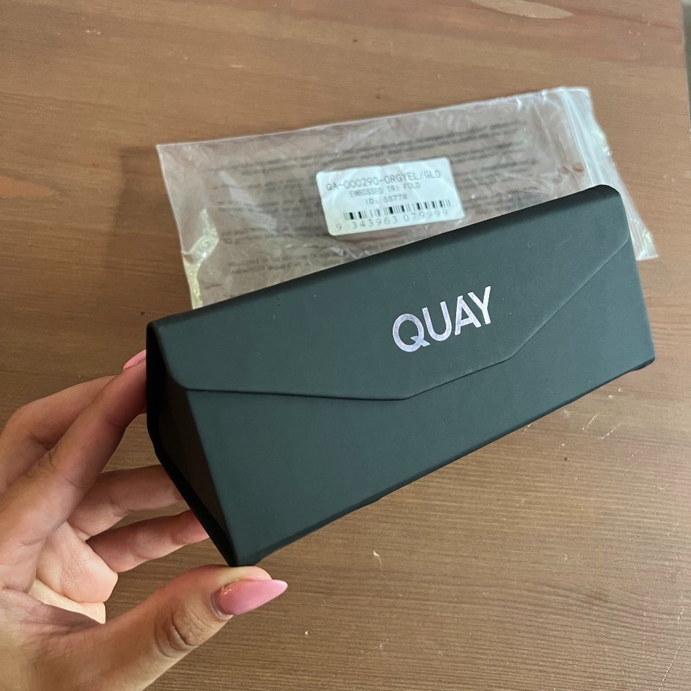 QUAY EMBOSSED TRI FOLD CASE